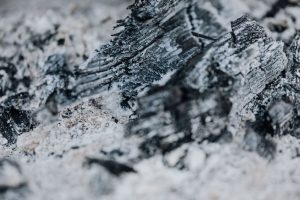 Cendre de bois comme désherbant